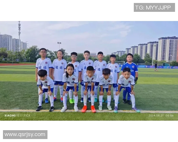 被踢断脚的足球明星重返赛场的励志故事与不屈精神