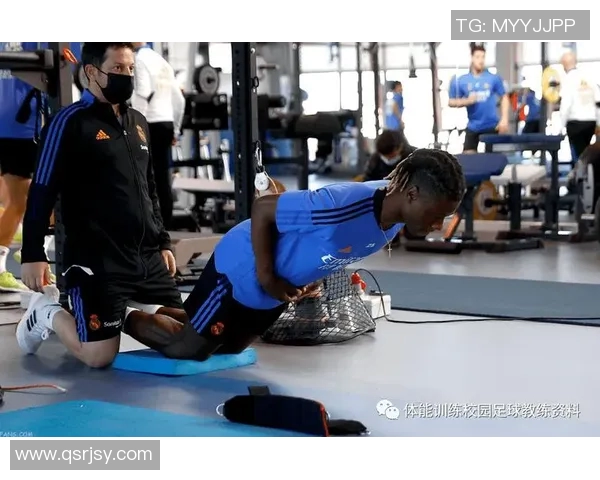 足球明星体能训练揭秘助你提升运动表现的秘诀与技巧